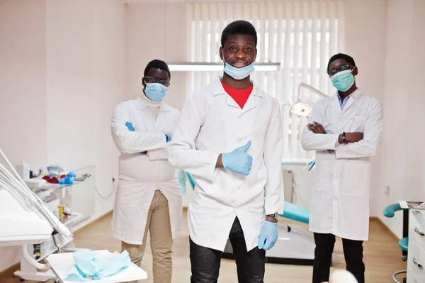 Tres Afroamericanos Con Brazos Cruzados Clínica Dental Muestra Pulgar Hacia — Foto de Stock