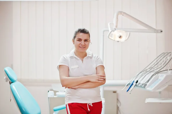 Ritratto Dentista Donna Braccia Incrociate Piedi Nel Suo Studio Odontoiatrico — Foto Stock