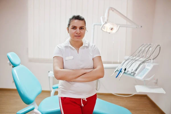 Ritratto Dentista Donna Braccia Incrociate Piedi Nel Suo Studio Odontoiatrico — Foto Stock