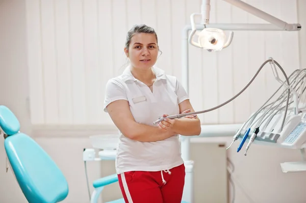 Portret Van Vrouwelijke Tandarts Vrouw Stak Armen Permanent Haar Tandheelkunde — Stockfoto