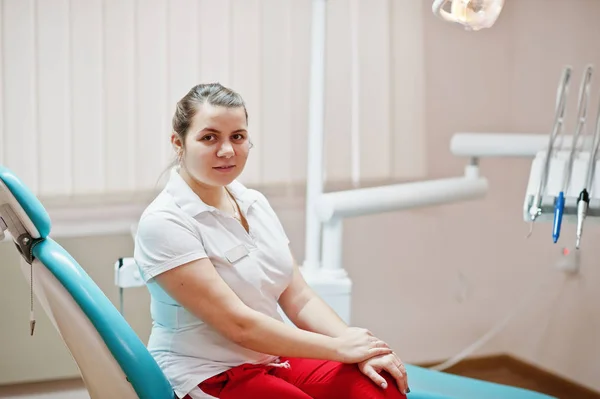 Ritratto Donna Dentista Piedi Nel Suo Studio Odontoiatria Seduta Sulla — Foto Stock
