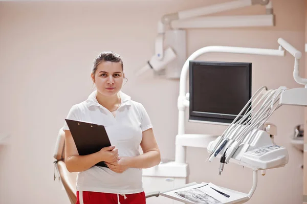 Ritratto Donna Dentista Piedi Nel Suo Studio Odontoiatria Con Appunti — Foto Stock