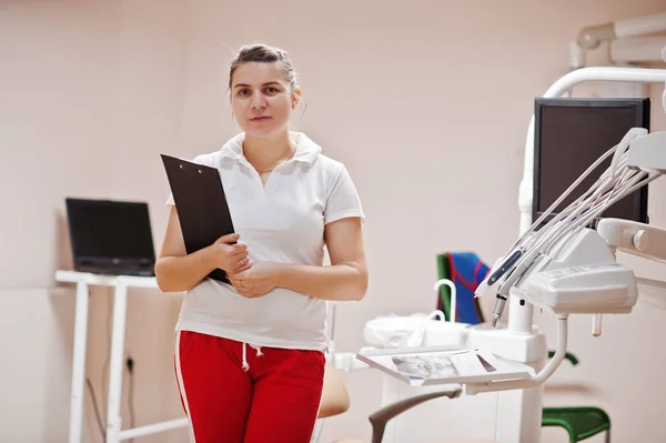 Porträtt Kvinnliga Tandläkare Kvinna Som Står Hennes Tandvård Kontor Med — Stockfoto