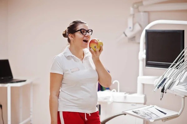 Diş Hekimliği Yerinde Duran Bir Elma Yemek Kadın Dişçi Kadın — Stok fotoğraf