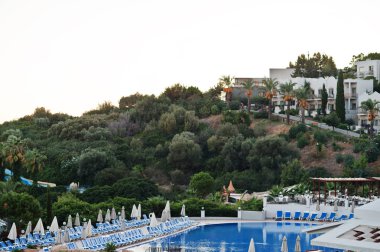 Yüzme havuzunda sabah Akdeniz yaz resort otel Türkiye, Bodrum.