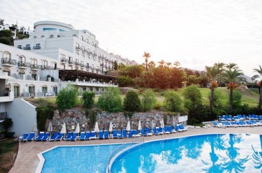 Sabah yüzme havuzunda Akdeniz yaz resort otel Türkiye, Bodrum. Su yansıma.