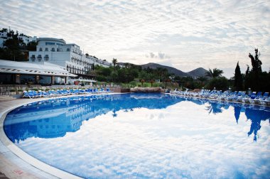 Yüzme havuzunda sabah Akdeniz yaz resort otel Türkiye, Bodrum.