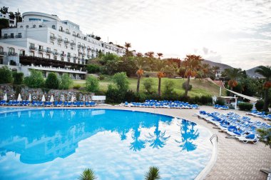 Sabah yüzme havuzunda Akdeniz yaz resort otel Türkiye, Bodrum. Su yansıma.