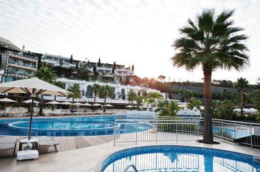 Sabah yüzme havuzunda Akdeniz yaz resort otel Türkiye, Bodrum. Su yansıma.