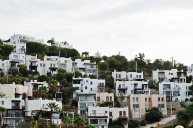 Avuç içi ile dağda küçük binalar ile güzel doğal manzara. Egzotik sahne resort. Popüler Simgesel Yapı, Bodrum, Türkiye'nin ünlü hedef.