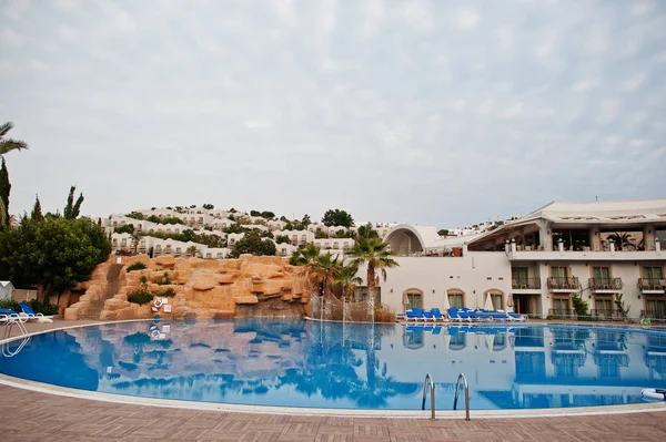 Zwembad Ochtend Mediterrane Zomer Resorthotel Turkije Bodrum Reflectie Water — Stockfoto