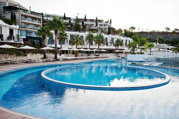 Sabah yüzme havuzunda Akdeniz yaz resort otel Türkiye, Bodrum. Su yansıma.