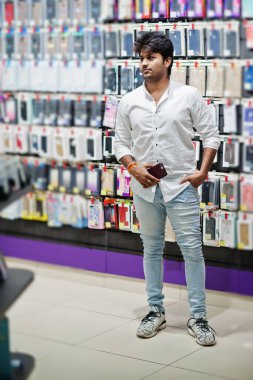 Hintli müşteri alıcı cep telefonu mağazasında onun smartphone için bir durum seçin. Güney Asya halkları ve teknolojileri kavramı. Cep Telefonu Dükkanı.