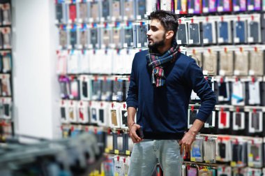 Hint sakallı adam müşteri alıcı cep telefonu mağazasında onun smartphone için bir durum seçin. Güney Asya halkları ve teknolojileri kavramı. Cep Telefonu Dükkanı.