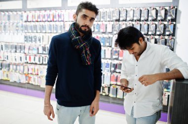 İki Hintliler müşteri alıcı onlarla yeni akıllı telefonlar cep telefonu mağazasında mans. Güney Asya halkları ve teknolojileri kavramı. Cep Telefonu Dükkanı.
