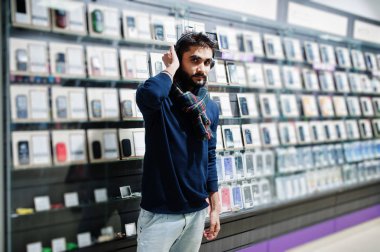 Hint sakallı adam müşteri alıcı radyo earphones ile cep telefonu mağazasında. Güney Asya halkları ve teknolojileri kavramı. Cep Telefonu Dükkanı.