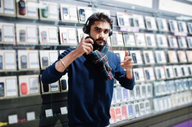 Hint sakallı adam müşteri alıcı radyo earphones ile cep telefonu mağazasında. Güney Asya halkları ve teknolojileri kavramı. Cep Telefonu Dükkanı.