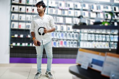 Hintli müşteri alıcı radyo earphones ile cep telefonu mağazasında onun Smartphone-e doğru bağlamak. Güney Asya halkları ve teknolojileri kavramı. Cep Telefonu Dükkanı.