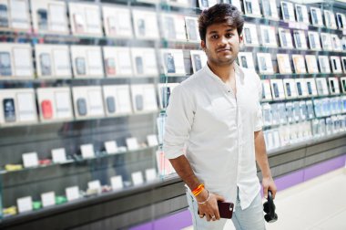 Hintli müşteri alıcı radyo earphones ile cep telefonu mağazasında onun Smartphone-e doğru bağlamak. Güney Asya halkları ve teknolojileri kavramı. Cep Telefonu Dükkanı.
