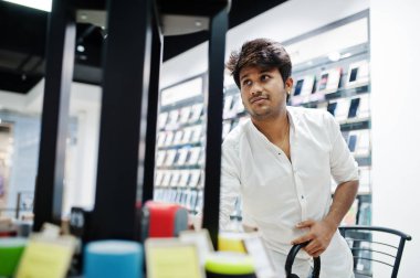 Hintli müşteri alıcı cep telefonu Store Ürünler rafta seçer. Güney Asya halkları ve teknolojileri kavramı. Cep Telefonu Dükkanı.