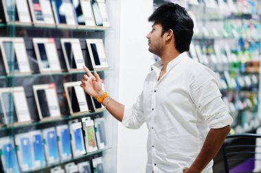 Hintli müşteri alıcı cep telefonu mağazasında onun yeni smartphone seçin. Güney Asya halkları ve teknolojileri kavramı. Cep Telefonu Dükkanı.