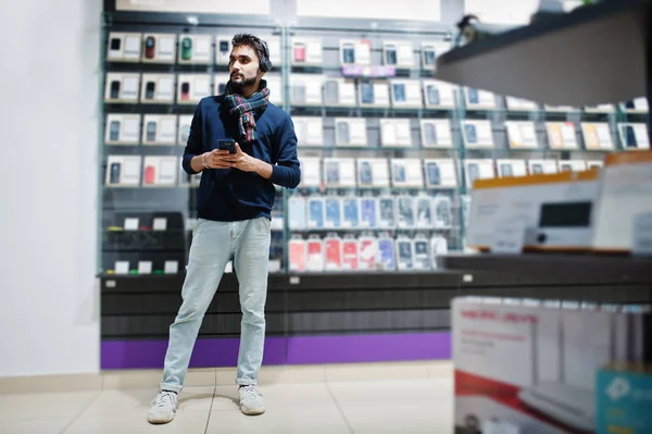 Indiase Baard Man Klant Koper Mobiele Telefoon Winkel Luisteren Muziek — Stockfoto