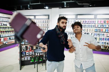 İki Hintliler mans müşteri alıcı, cep telefonu selfie monopod sopa tarafından yapma. Güney Asya halkları ve teknolojileri kavramı. Cep Telefonu Dükkanı.