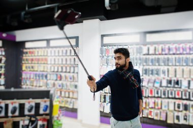 Hintli müşteri alıcı cep telefonu Store smartphone monopod Stick selfie yapma. Güney Asya halkları ve teknolojileri kavramı. Cep Telefonu Dükkanı.