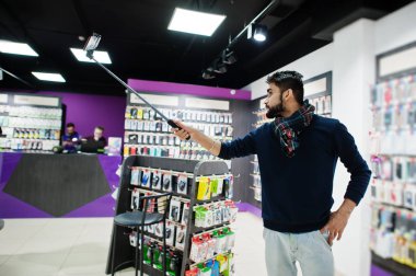 Hintli müşteri alıcı cep telefonu Store smartphone monopod Stick selfie yapma. Güney Asya halkları ve teknolojileri kavramı. Cep Telefonu Dükkanı.