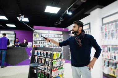 Hintli müşteri alıcı cep telefonu Store smartphone monopod Stick selfie yapma. Güney Asya halkları ve teknolojileri kavramı. Cep Telefonu Dükkanı.