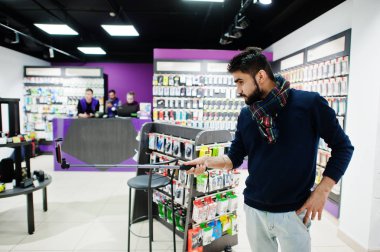 Hintli müşteri alıcı cep telefonu Store smartphone monopod Stick selfie yapma. Güney Asya halkları ve teknolojileri kavramı. Cep Telefonu Dükkanı.