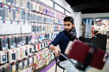 Hintli müşteri alıcı cep telefonu Store smartphone monopod Stick selfie yapma. Güney Asya halkları ve teknolojileri kavramı. Cep Telefonu Dükkanı.