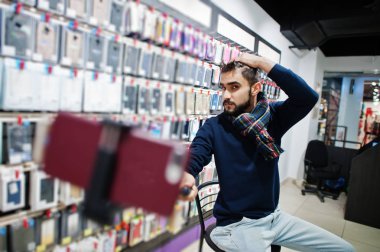 Hintli müşteri alıcı cep telefonu Store smartphone monopod Stick selfie yapma. Güney Asya halkları ve teknolojileri kavramı. Cep Telefonu Dükkanı.