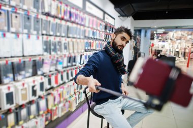 Hintli müşteri alıcı cep telefonu Store smartphone monopod Stick selfie yapma. Güney Asya halkları ve teknolojileri kavramı. Cep Telefonu Dükkanı.