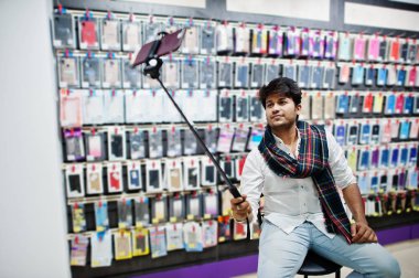 Hintli müşteri alıcı cep telefonu Store smartphone monopod Stick selfie yapma. Güney Asya halkları ve teknolojileri kavramı. Cep Telefonu Dükkanı.