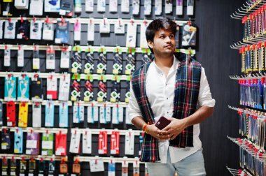 Hintli müşteri alıcı cep telefonu mağazasında onun smartphone için bir durum seçin. Güney Asya halkları ve teknolojileri kavramı. Cep Telefonu Dükkanı.