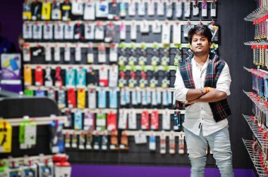 Hintli müşteri alıcı cep telefonu mağazasında onun smartphone için bir durum seçin. Güney Asya halkları ve teknolojileri kavramı. Cep Telefonu Dükkanı.