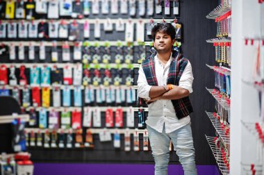 Hintli müşteri alıcı cep telefonu mağazasında onun smartphone için bir durum seçin. Güney Asya halkları ve teknolojileri kavramı. Cep Telefonu Dükkanı.