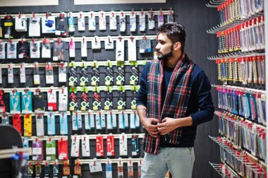 Hintli müşteri alıcı cep telefonu mağazasında onun smartphone için bir durum seçin. Güney Asya halkları ve teknolojileri kavramı. Cep Telefonu Dükkanı.