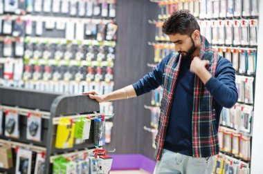 Hintli müşteri alıcı cep telefonu mağazasında onun smartphone için bir durum seçin. Güney Asya halkları ve teknolojileri kavramı. Cep Telefonu Dükkanı.