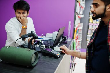 Hintli müşteri alıcı ödemek için onun yeni smartphone cep telefonu mağazası kredi kartı ile satıcı için. Güney Asya halkları ve teknolojileri kavramı. Cep Telefonu Dükkanı.