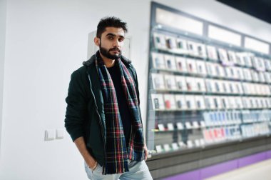 Hint sakallı adam müşteri alıcı cep telefonu mağazasında ceketli. Güney Asya halkları ve teknolojileri kavramı. Cep Telefonu Dükkanı.