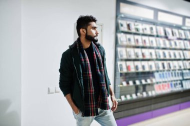 Hint sakallı adam müşteri alıcı cep telefonu mağazasında ceketli. Güney Asya halkları ve teknolojileri kavramı. Cep Telefonu Dükkanı.