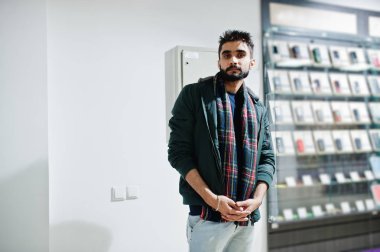 Hint sakallı adam müşteri alıcı cep telefonu mağazasında ceketli. Güney Asya halkları ve teknolojileri kavramı. Cep Telefonu Dükkanı.