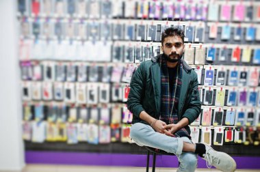 Hint sakallı adam müşteri alıcı cep telefonu mağazasında ceketli. Güney Asya halkları ve teknolojileri kavramı. Cep Telefonu Dükkanı.