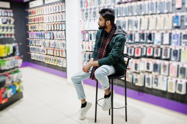 Hint sakallı adam müşteri alıcı cep telefonu mağazasında ceketli. Güney Asya halkları ve teknolojileri kavramı. Cep Telefonu Dükkanı.