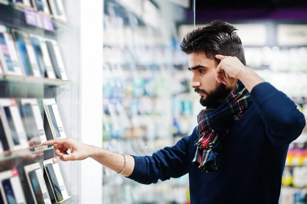 Hint sakallı adam müşteri alıcı cep telefonu mağazasında onun yeni smartphone seçin. Güney Asya halkları ve teknolojileri kavramı. Cep Telefonu Dükkanı.