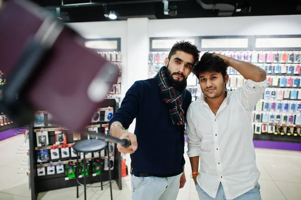 İki Hintliler mans müşteri alıcı, cep telefonu selfie monopod sopa tarafından yapma. Güney Asya halkları ve teknolojileri kavramı. Cep Telefonu Dükkanı.