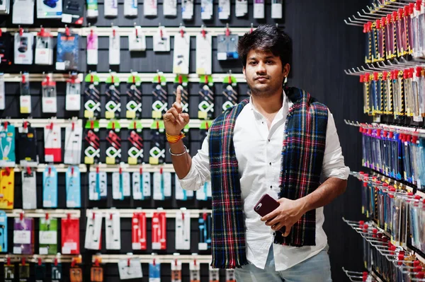 Hintli müşteri alıcı cep telefonu mağazasında onun smartphone için bir durum seçin. Güney Asya halkları ve teknolojileri kavramı. Cep Telefonu Dükkanı.