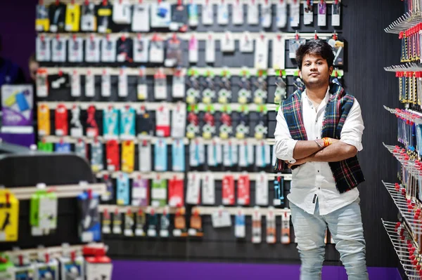 Hintli müşteri alıcı cep telefonu mağazasında onun smartphone için bir durum seçin. Güney Asya halkları ve teknolojileri kavramı. Cep Telefonu Dükkanı.